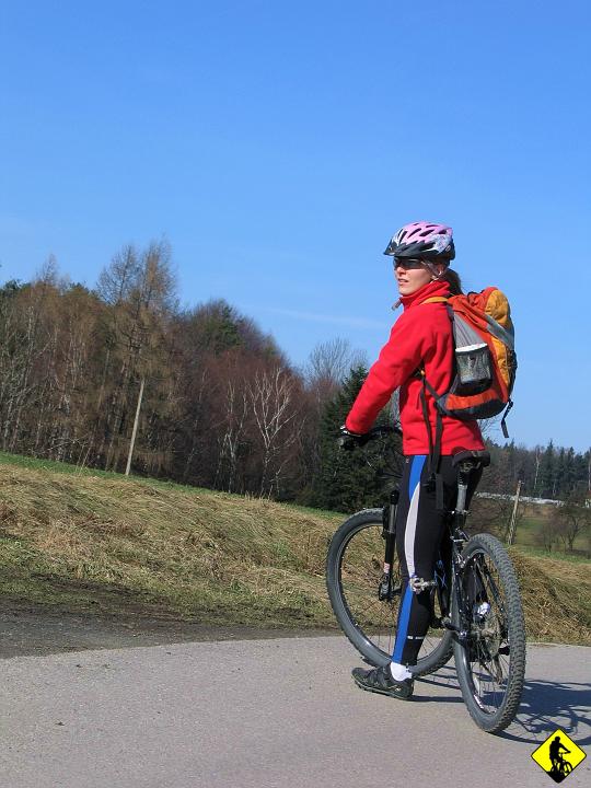foto 030.jpg - Wybieramy ładnie wyglądający jak na tą porę roku szlak czarny w stronę Wysokiej, którym mieliśmy jechać aż do Trawnej góry, tam na niebieski w stronę Zebrzydowic.